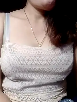 YiyinLy online show from March 21, 2026, 12:21 pm