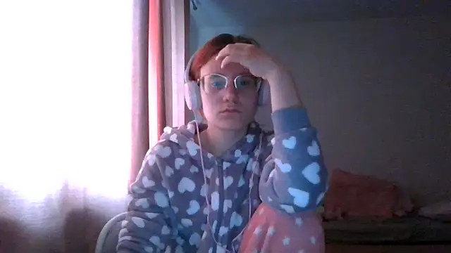Snapshot of LuckySLove chatting on June 17, 2026, 5:25 pm LuckySLove online show from June 17, 2026, 5:25 pm