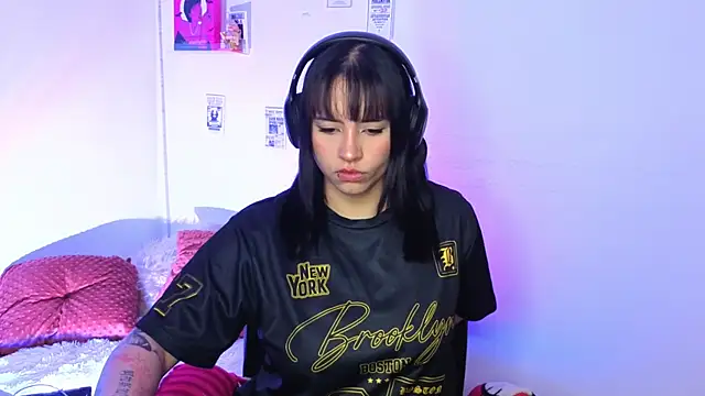 Emily Lindey online show from April 18, 2026, 3:43 am