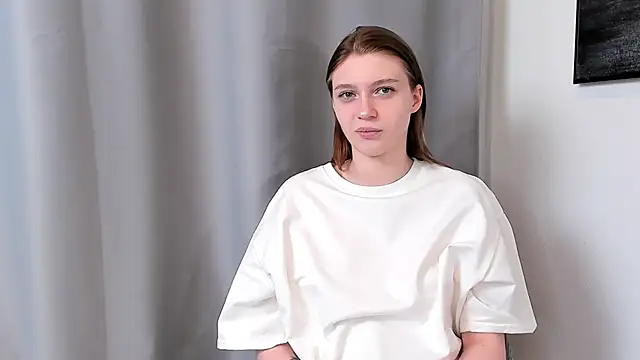 RoslynArcuo online show from October 14, 2025, 5:25 pm