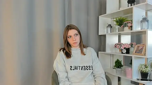 RoslynArcuo online show from October 16, 2025, 4:41 pm