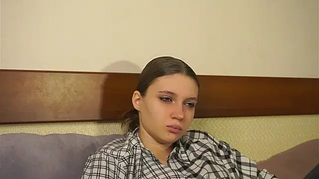 RoslynArcuo online show from November 2, 2025, 8:55 pm