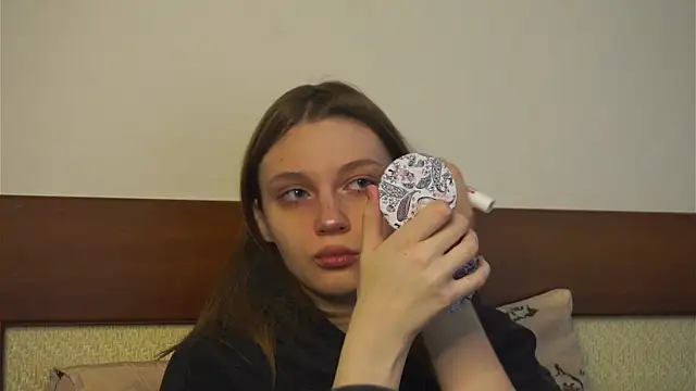 RoslynArcuo online show from November 30, 2025, 8:13 pm