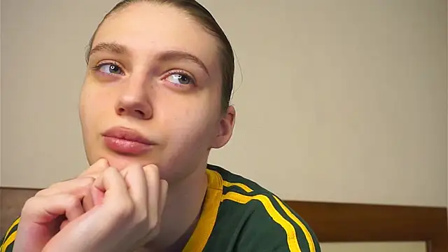 RoslynArcuo online show from December 4, 2025, 8:28 pm