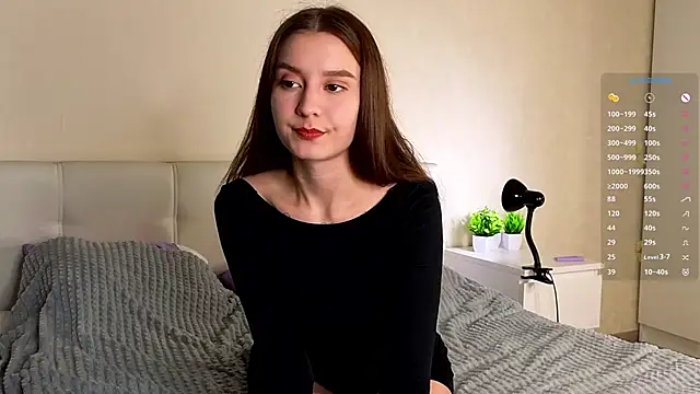 La L U N E online show from December 15, 2025, 7:40 pm