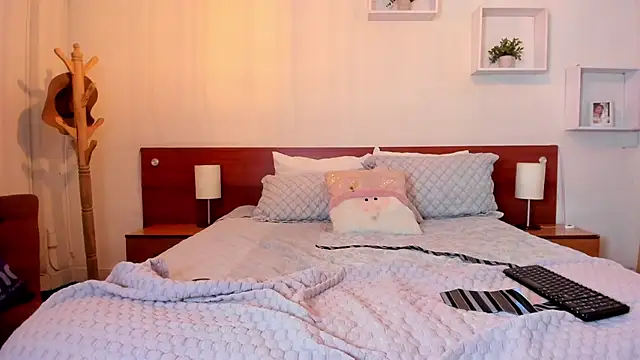 Cat  Moon   online show from November 21, 2025, 9:02 pm