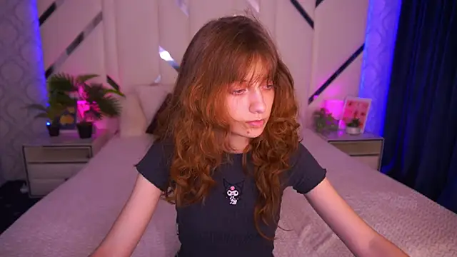 Snapshot of CuteeFoxy chatting on October 27, 2025, 2:21 pm CuteeFoxy online show from October 27, 2025, 2:21 pm