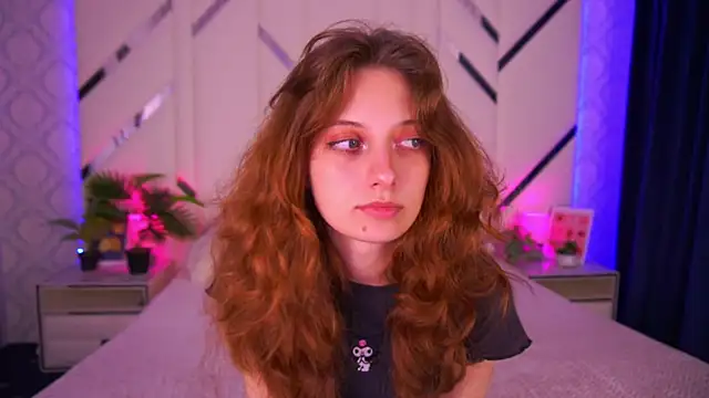 Snapshot of CuteeFoxy chatting on October 28, 2025, 2:20 pm CuteeFoxy online show from October 28, 2025, 2:20 pm