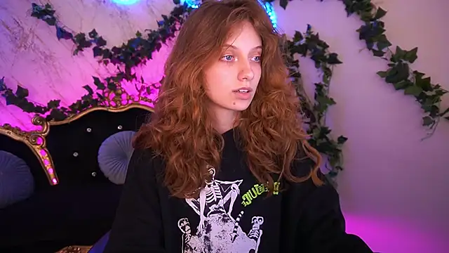 Snapshot of CuteeFoxy chatting on November 3, 2025, 2:29 pm CuteeFoxy online show from November 3, 2025, 2:29 pm