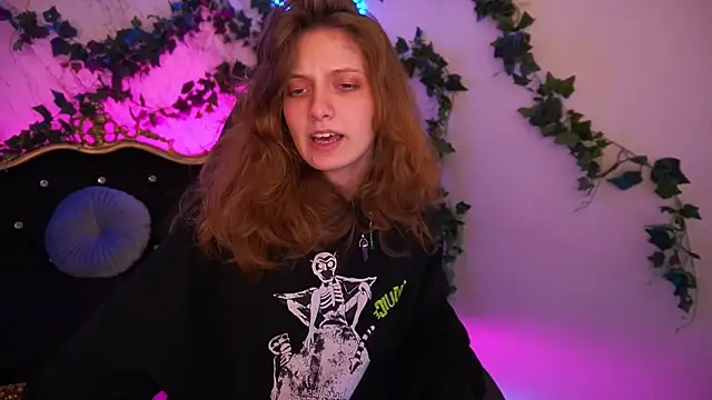 Snapshot of CuteeFoxy chatting on November 4, 2025, 2:38 pm CuteeFoxy online show from November 4, 2025, 2:38 pm