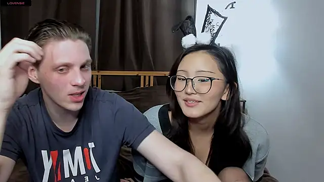 Snapshot of Blossomandbee chatting on November 23, 2025, 10:31 pm Blossomandbee online show from November 23, 2025, 10:31 pm