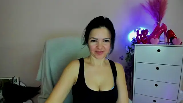 Snapshot of Mollybloom40 chatting on April 3, 2026, 8:34 am Mollybloom40 online show from April 3, 2026, 8:34 am