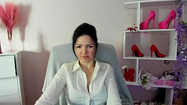 Snapshot of Mollybloom40 chatting on April 8, 2026, 6:35 am Mollybloom40 online show from April 8, 2026, 6:35 am