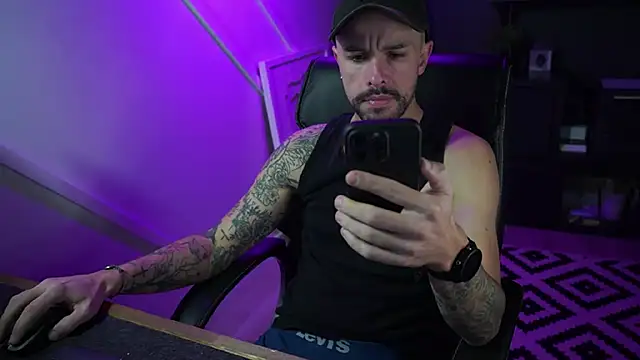 monsieurguitsxxx online show from November 16, 2025, 2:11 pm