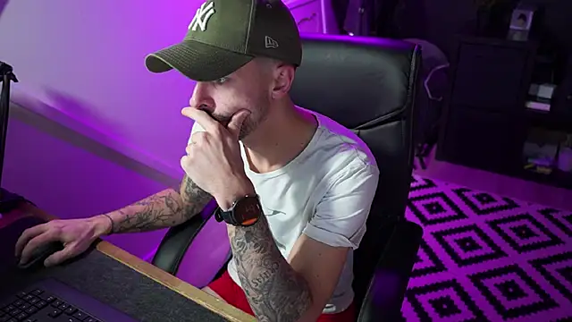 monsieurguitsxxx online show from December 3, 2025, 2:26 pm