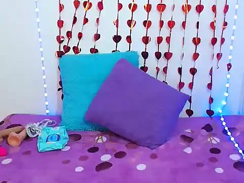 Isaa Foxx  online show from October 17, 2025, 1:57 pm