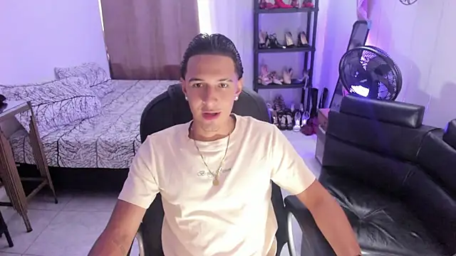 Snapshot of Hayden_Boy_ chatting on November 8, 2025, 8:51 pm Hayden Boy online show from November 8, 2025, 8:51 pm