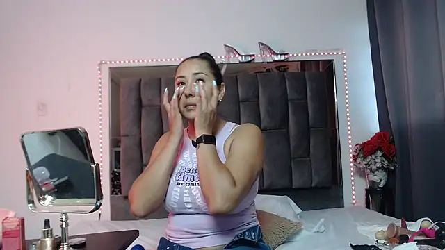 Snapshot of Salmma_Milf chatting on April 21, 2026, 11:38 am Salmma Milf online show from April 21, 2026, 11:38 am