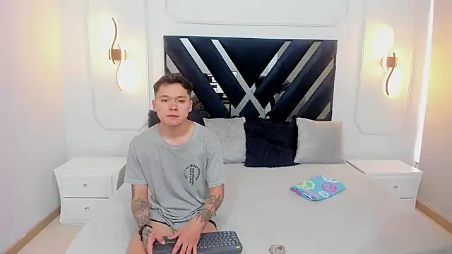 AnnieAndLeandro online show from November 13, 2025, 7:57 pm