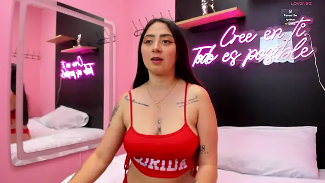 JuliethCruz  online show from November 19, 2025, 5:02 pm