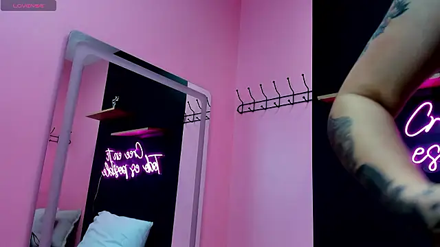 Snapshot of JuliethCruz_ chatting on January 14, 2026, 8:36 pm JuliethCruz online show from January 14, 2026, 8:36 pm