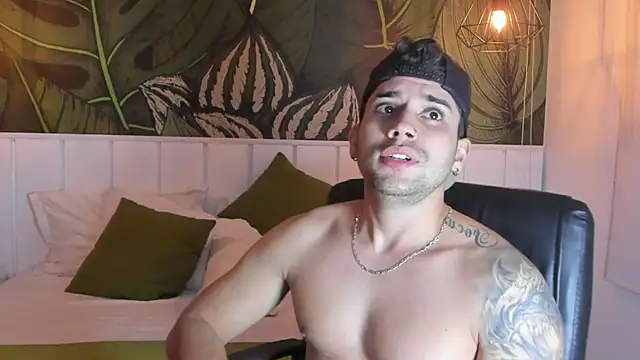 Mike montoya01 online show from November 14, 2025, 4:33 am