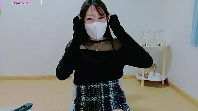 Snapshot of TSUKI_circle chatting on December 18, 2025, 2:34 pm TSUKI circle online show from December 18, 2025, 2:34 pm