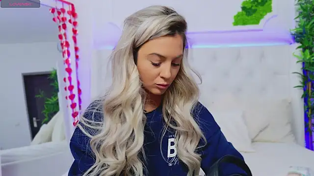 AriannaSins online show from March 4, 2025, 1:17 pm