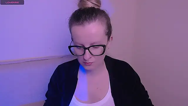 AllaLeomz online show from November 7, 2025, 8:25 am