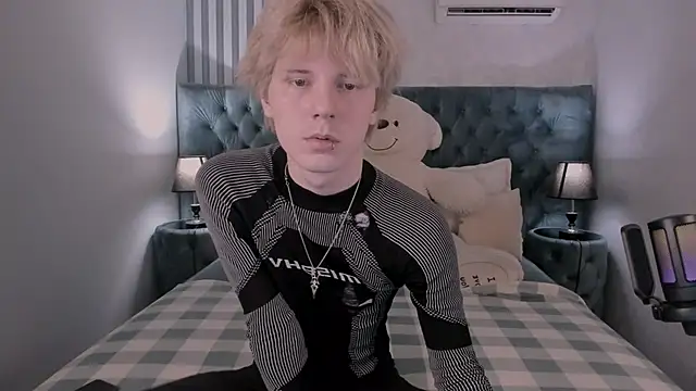 Snapshot of KevinMilky chatting on November 11, 2025, 3:01 pm KevinMilky online show from November 11, 2025, 3:01 pm