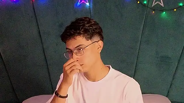 Aaron Eze online show from December 18, 2025, 9:54 pm