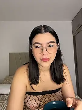 Julietalcl online show from April 21, 2026, 9:37 am