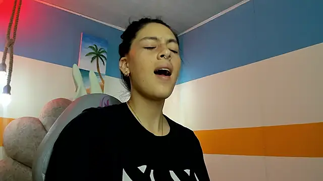 Snapshot of moon_winy chatting on October 31, 2025, 11:33 am moon winy online show from October 31, 2025, 11:33 am