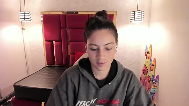 Snapshot of moon_winy chatting on November 4, 2025, 11:31 am moon winy online show from November 4, 2025, 11:31 am