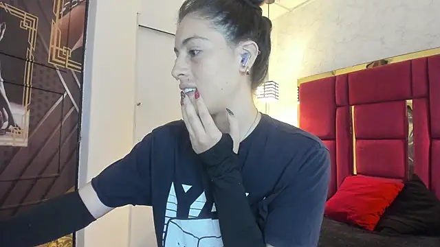 Snapshot of moon_winy chatting on November 10, 2025, 11:42 am moon winy online show from November 10, 2025, 11:42 am