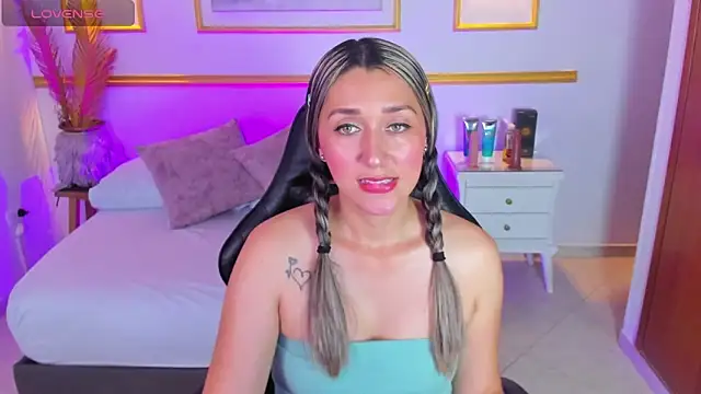 karlyy  online show from November 4, 2025, 7:24 pm