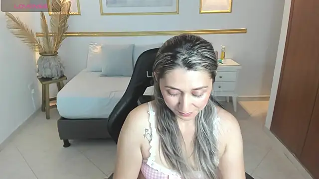 karlyy  online show from November 18, 2025, 7:18 pm