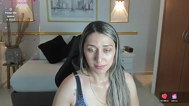 karlyy  online show from December 1, 2025, 7:41 pm