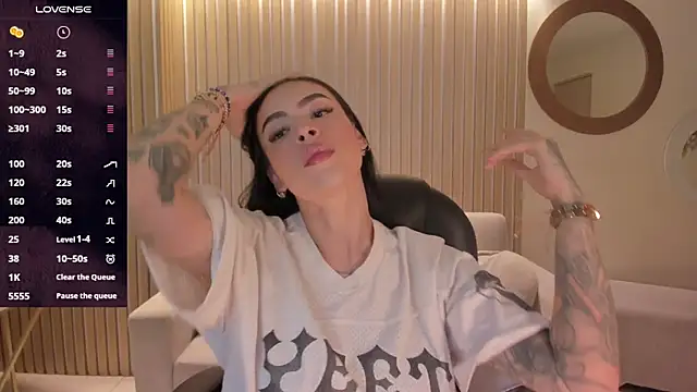 ChristineFord  online show from December 14, 2025, 10:58 pm