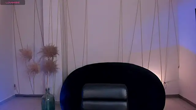 AnnieMonroe1 online show from December 14, 2025, 1:05 pm