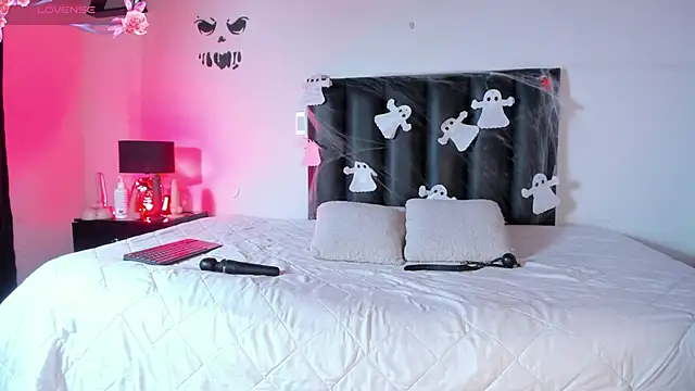 MelanieKimm online show from October 22, 2025, 5:34 pm