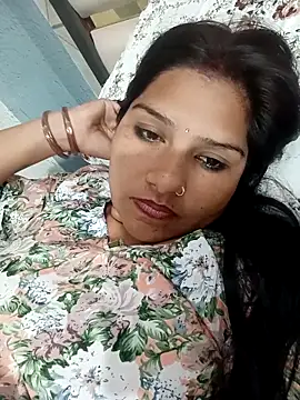 Vanshika1432 online show from October 27, 2025, 5:17 pm