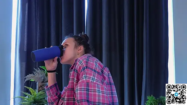 Snapshot of FoxFever chatting on November 4, 2025, 6:56 am FoxFever online show from November 4, 2025, 6:56 am