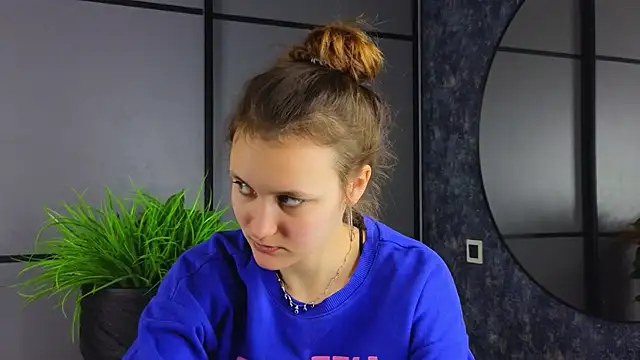 Snapshot of FoxFever chatting on November 5, 2025, 6:57 am FoxFever online show from November 5, 2025, 6:57 am