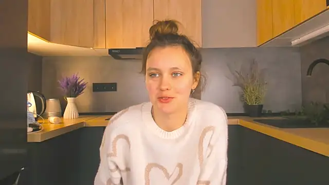 Snapshot of FoxFever chatting on December 3, 2025, 6:32 am FoxFever online show from December 3, 2025, 6:32 am