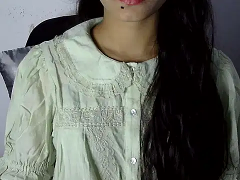 Snapshot of Shezi_N chatting on August 4, 2026, 5:37 pm Shezi N online show from August 4, 2026, 5:37 pm
