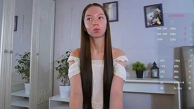 MayaHjelm online show from November 27, 2025, 5:42 am