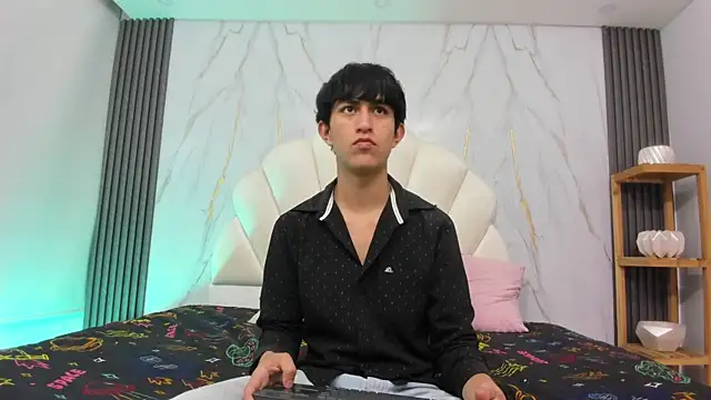 Snapshot of hoot_booys_ chatting on December 4, 2025, 7:33 pm hoot booys online show from December 4, 2025, 7:33 pm