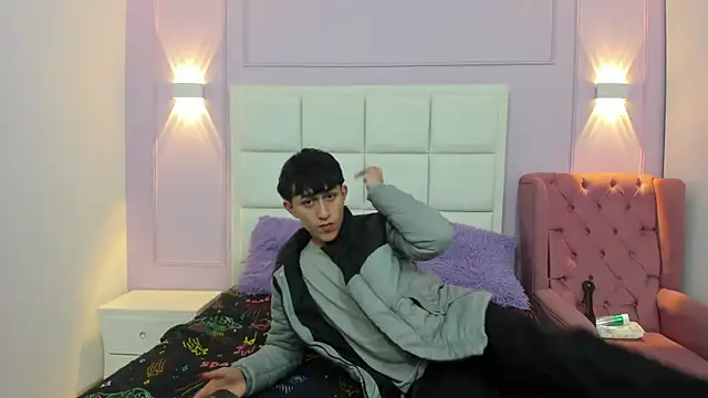 Snapshot of hoot_booys_ chatting on December 17, 2025, 9:21 pm hoot booys online show from December 17, 2025, 9:21 pm