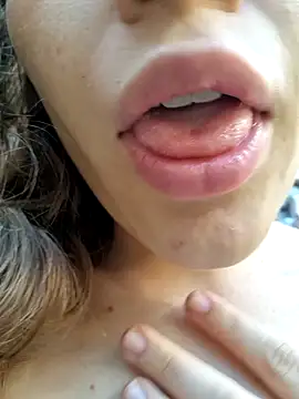 Snapshot of bambiluly chatting on November 9, 2025, 12:14 pm bambiluly online show from November 9, 2025, 12:14 pm